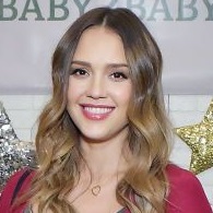 妊娠中のジェシカ・アルバは、ワインレッドのカーディガンで華やかさも大きなお腹も大事に！