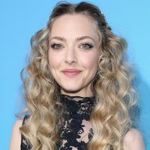 カーリーヘアがチャーミング！　アマンダ・セイフライドが、お茶目なヘアスタイルでプレミアに登場