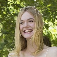 まるで妖精のよう　20歳になったエル・ファニングの可憐なドレス姿をプレイバック