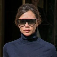 これがスカートコーデのお手本　ヴィクトリア・ベッカムは2色でミニマルに